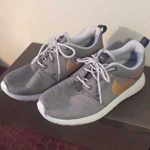 Nike Roshe (gold swoosh)